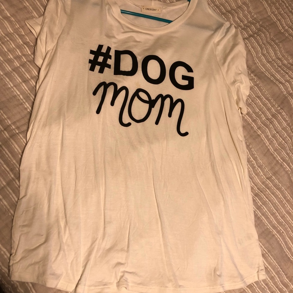 Dog mom graphic tee